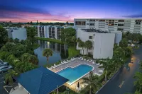 Beachside Modern Wellness Villa with Spacious Patio, Walk to the Beach