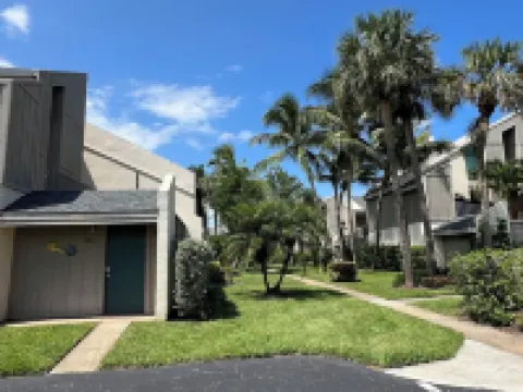 Beachside Modern Wellness Villa with Spacious Patio, Walk to the Beach 朱庇特酒店