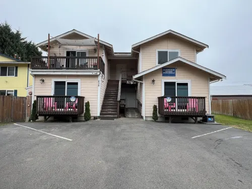 Ocean Shores studio with kitchenette-minutes from beach-Anchor Ashore Condo #4