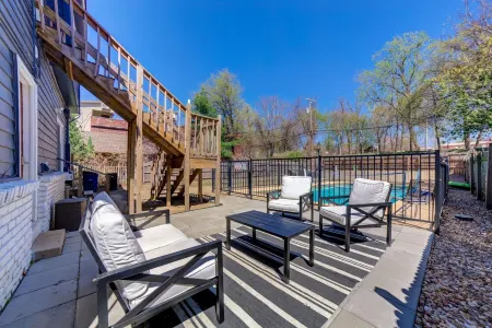 Artistic apartment with pool, 5-min to downtown