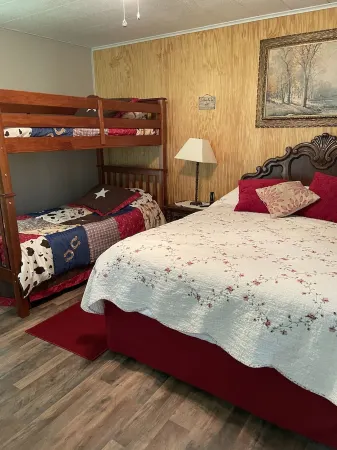 Rustic  ranch retreat with private saltwater pool! Pool closed Nov1-March 30 Отели в г. Cherokee County