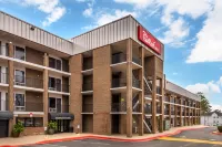 Red Roof Inn Raleigh Northeast - Downtown Hotel berhampiran Knightdale Commons