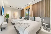 Lakefront Luxury Retreat – 7BR Paradise Escape Olympia Heights住宿飯店