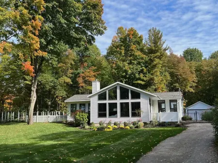 Family Friendly Home, Pool, Huge Yard, Gardens, Firepit, Close to Beaches Towns