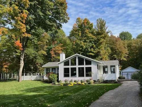 Family Friendly Home, Pool, Huge Yard, Gardens, Firepit, Close to Beaches Towns Hotels in Saugatuck Township