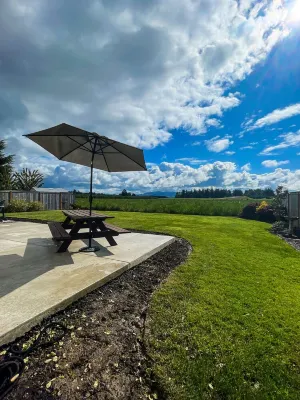 Modern 3 Bedroom Farmhouse of Dundee - Amazing Views, Fire Pit and Comfort