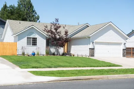 Peaceful & Relaxing Family Retreat: National Park Theme, Hot Tub & Game Room