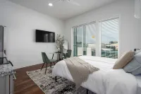 Stylish DT Studio w/ Private Balcony! Hotels in Southside