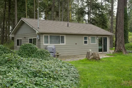 Private Beach Access with beautiful water view between Sequim & Port Angeles Отели рядом с достопримечательностью «Нью Дангенесс Лайтхаус»