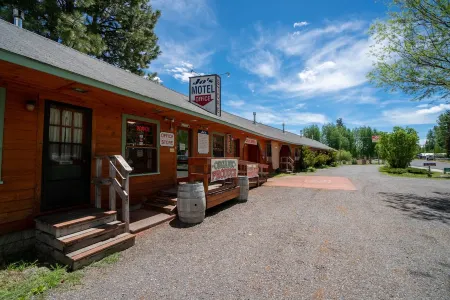 Five Minutes from Crater Lake National Park Отели рядом с достопримечательностью «Train Mountain Railroad Museum»