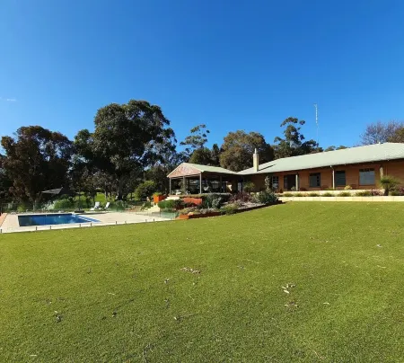 Tranquil Cabin, Off Grid with Amazing Views Отели в г. Мандурах