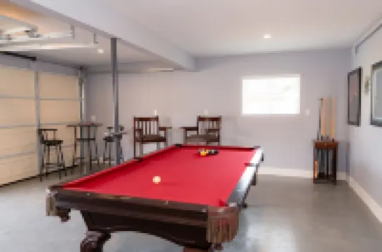 Rainbow Canyon Retreat:  Hot Tub, Fire Pit, Games Room - Sleeps 16+ 彩虹酒店