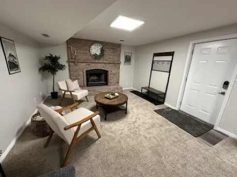 Updated, cozy private basement suite - 25 min to skiing