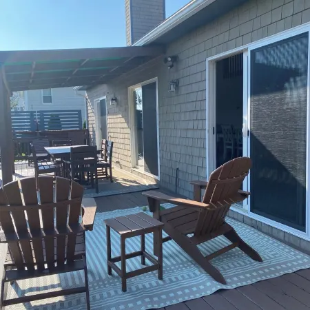 Spacious beach house with front and back yards, short walk to Scarborough beach Отели рядом с достопримечательностью «Маяк Пойнт-Джудит»