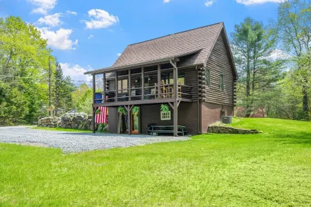 Beautiful Sacandaga Lake Cabin in Adirondacks w/ private lake access