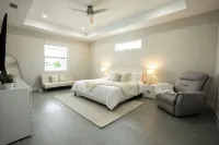 Luxury 4BR Entertainment house w/ Pool and Boat/RV parking 케이프코럴 스포츠 콤플렉스 주변 호텔
