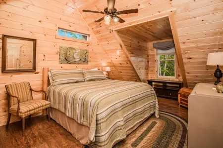 Private Hot Tub, Outdoor Fireplace, High Speed Wifi, 9.7 Miles to Dollywood