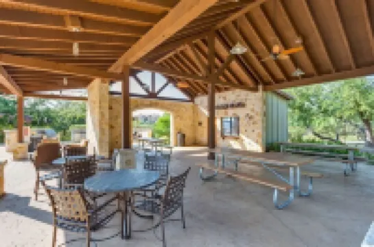 Beautifully REMODELED villa in the hollows/lake Travis/ quartz countertops, etc
