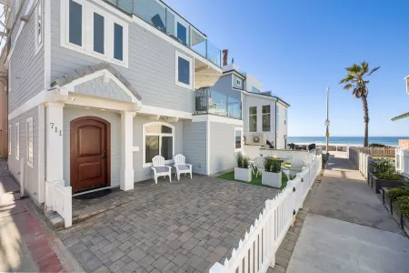 The Mission Beach VIP- Luxury Home, 3 Private Decks, 30 steps to the Beach! Отели рядом с достопримечательностью «Ошен Дискавери Институт»