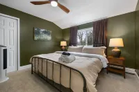 Pineapple Lake House: Pet-Friendly, Waterfront Getaway with Wi-Fi