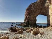 Spacious villa with sea view, 200 m from the beach. Hotels in Saint-Nic