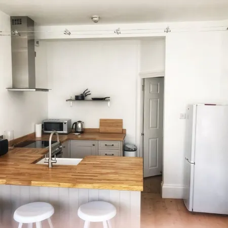 Charming 2 br apartment next to worthing station, close to town and seafront