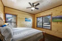 FLIPFLOP LODGE-KING BEDS-HOT TUB-HEATED  POOL-FASTWIFI-BBQ-GAMES-5MIN TO PARKWAY