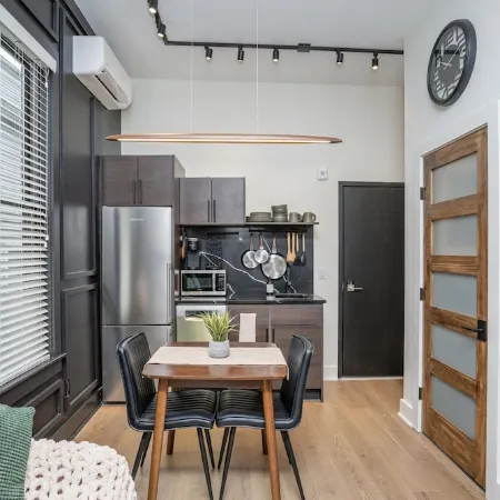 Sleek & Cozy 1st Flr Flat- Walk to Brown & Wayland