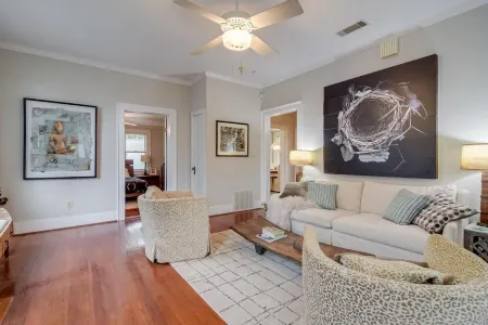 Beautiful 2bedroom cottage with full kitchen, dining area, laundry, 3 TVs, a/c