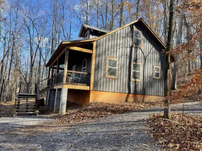 Cabin - secluded and Guntersville Lake w/hot tub and fire pit Hotels near Cathedral Caverns State Park Hiking Trails
