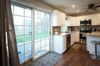 Private home has WIFI, Fireplace, Fire pit, Full Kitchen, 4 mile from Lancaster!