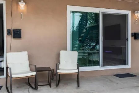 Bay Bliss: Luxurious Comfort with Stunning Views Отели рядом с достопримечательностью «Мишен Бич»