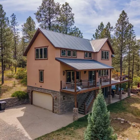 Log Hill Lodge-BEST VIEWS, Hot tub, Close to town+Wolf Creek, privately owned
