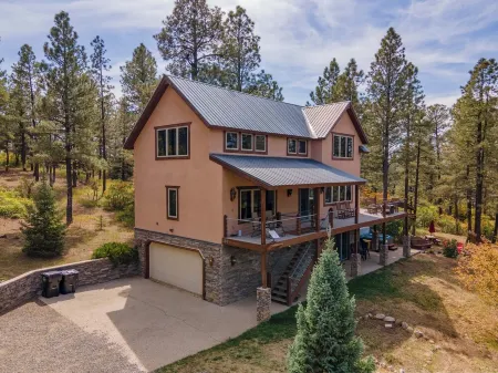 Log Hill Lodge-BEST VIEWS, Hot tub, Close to town+Wolf Creek, privately owned