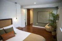 Cozy 3Br Home with AC, Hot Tub & Walkable Restaurants