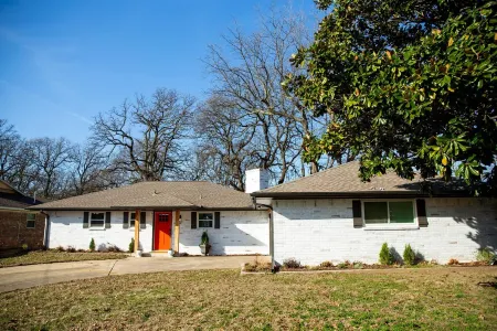 House on the lake with a large sandy beach just steps from the back door. Отели в г. Мак-Интош