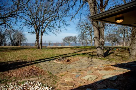 House on the lake with a large sandy beach just steps from the back door. Отели в г. Мак-Интош
