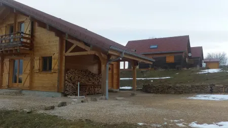 Authentic chalet in the heart of the lake region and close to ski resorts Отели в г. Бонльё