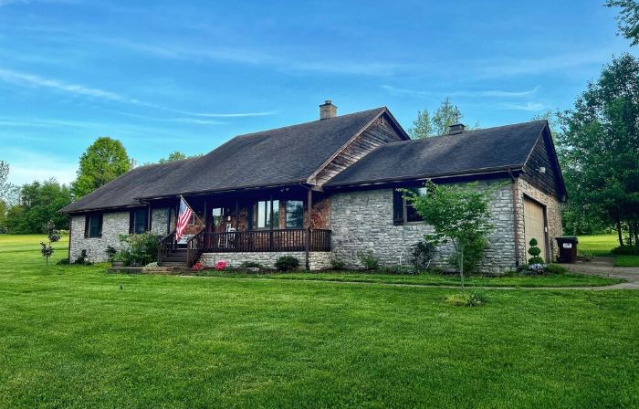 Spacious Family Lodge: Solar Pool, Hot Tub, Bikes, Fire Pit & EV Charger.