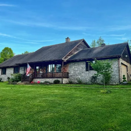 Spacious Family Lodge: Solar Pool, Hot Tub, Bikes, Fire Pit & EV Charger.