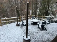 Cozy 2-bedroom cabin with hot tub and amazing views, easy access driveway. Hotels near حديقة جبال غريت سموكي الوطنية