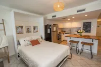 Direct Oceanfront Resort- Large Balcony, Indoor/Outdoor Heated Pool and Hot Tub