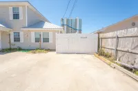 Cheerful 1 bedroom house, 1 block from the beach