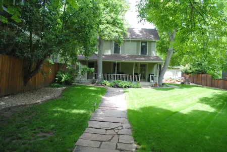 Fabulous LOCATION quiet setting steps to Pearl