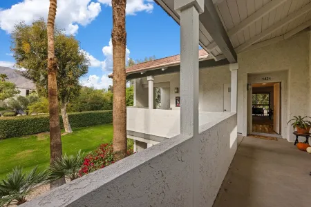 Bright and Sunny upstairs condo. Отели рядом с достопримечательностью «Palm Springs Convention Center»