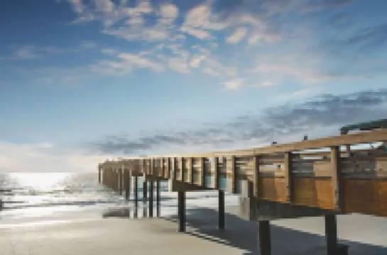 Sleeps up to 8 - Free Parking - Heated Pool - Steps to Beach - Close to Downtown