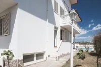 Bright 2 bedroom apartment in villa with pool and barbecue, 1km from the sea Hotels in Ortona