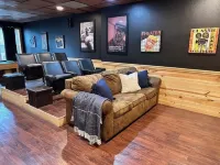 Newer Cabin, Sleeps 6, 2 King Suites, THEATER, Hot Tub, Resort Pool,1 mi to Pkwy - 小木屋