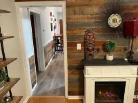 Spacious, lovely 2bed 1bath with free parking 奧克帕克酒店