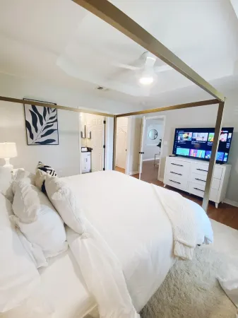 Stylish Beach Home! Hot Tub, Outdoor Living, Game Room, Fire Pit!!